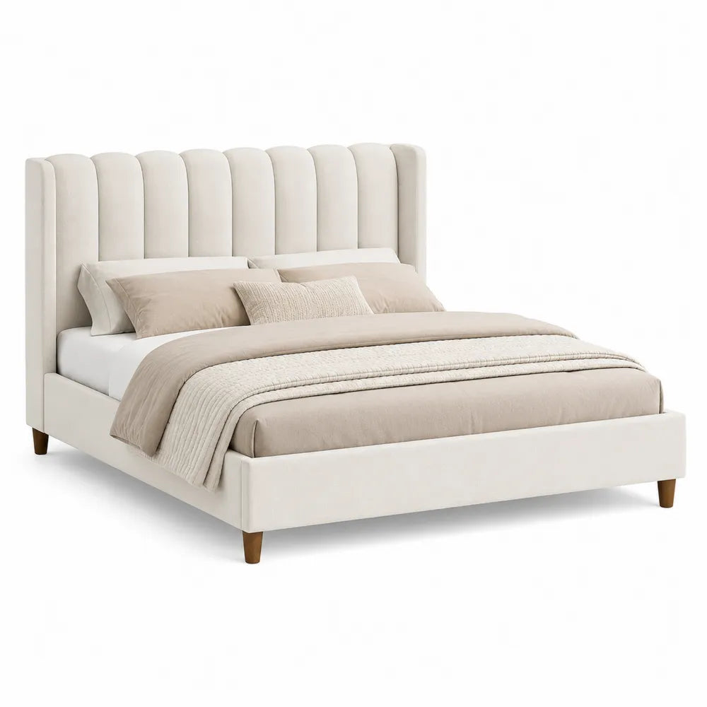 Cama de terciopelo beige con cabecera alta y patas de haya
