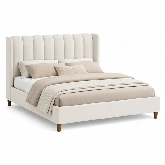 Cama de terciopelo beige con cabecera alta y patas de haya